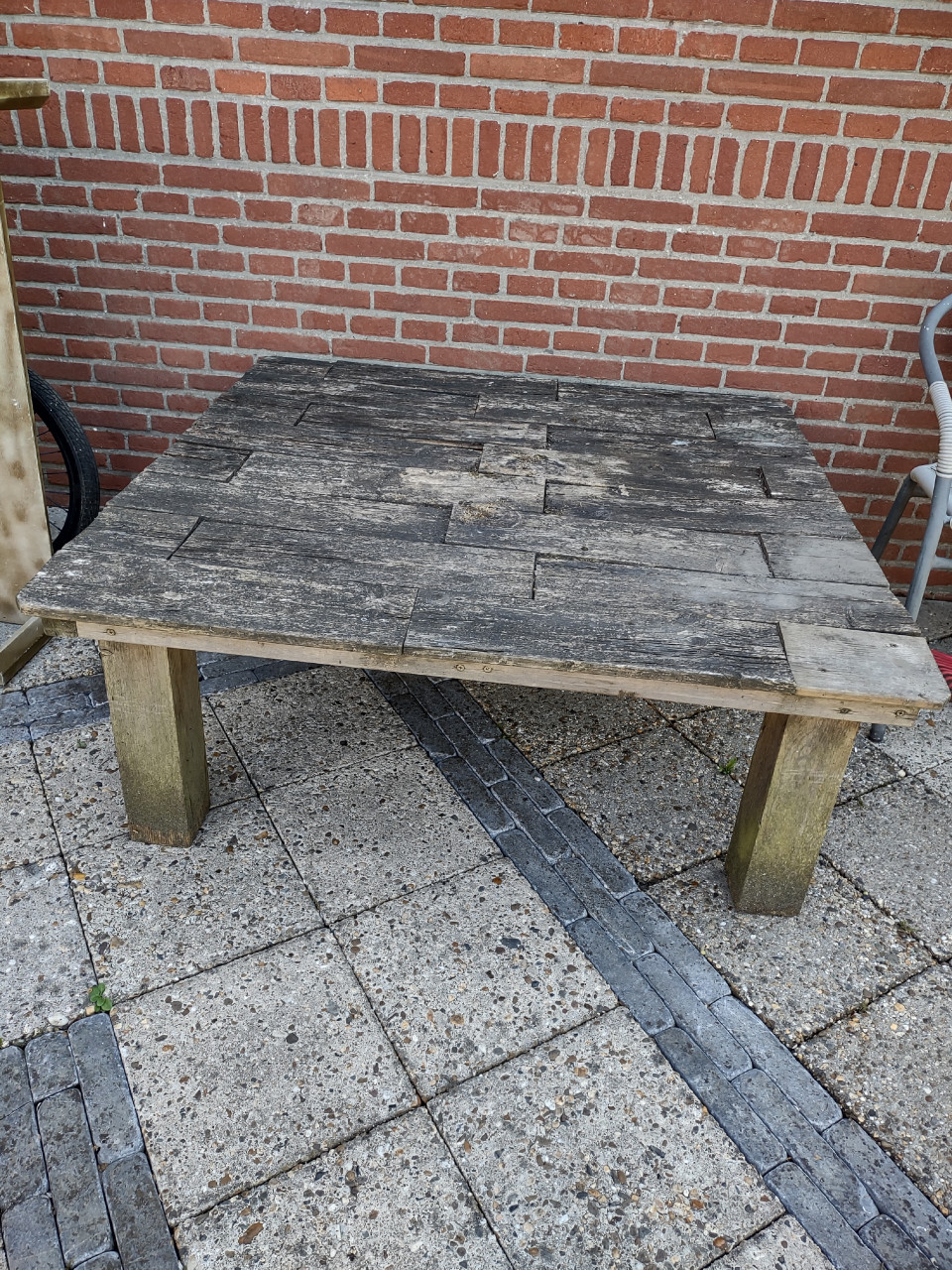 Mooie grote houten tuintafel, vierkante tafel buiten 114x114