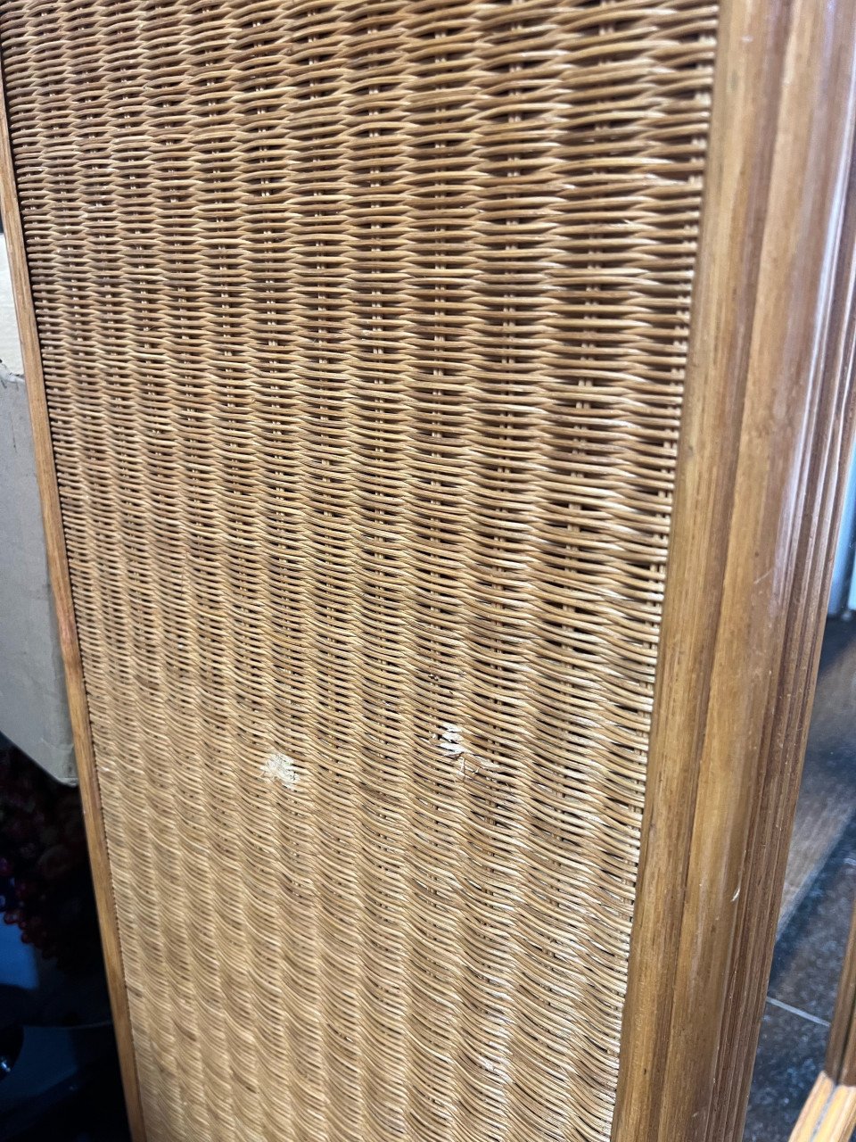 Vintage rotan kastje met glazen deurtjes
