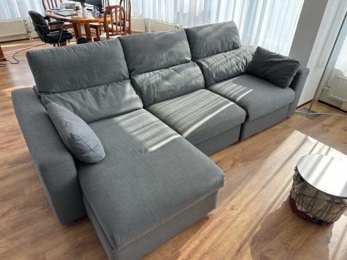 Grijze IKEA Eskilstuna slaapbank met chaise longue