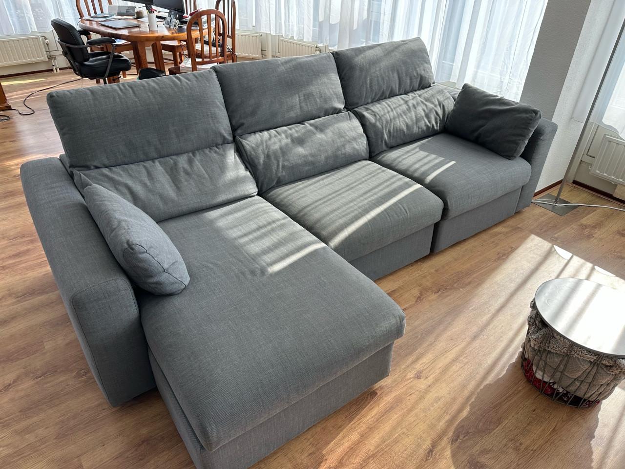 Grijze IKEA Eskilstuna slaapbank met chaise longue