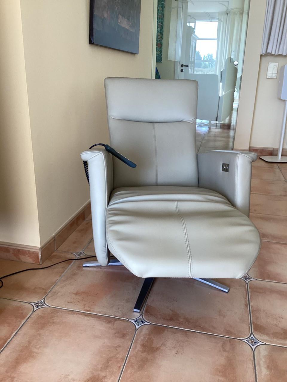 Prominent fauteuil sta op stoel ZGAN