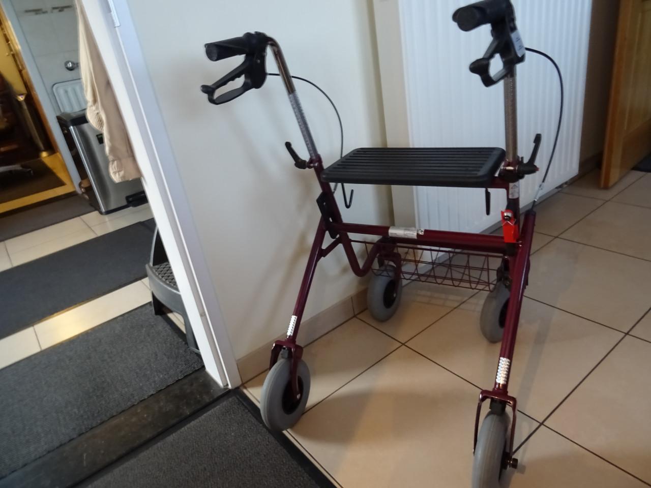 Te koop nog nieuwe opvouwbare rollator een paar keer gebruikt rubber banden
