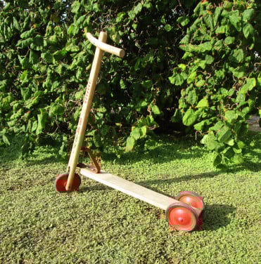 Houten stepje met 3 wielen.