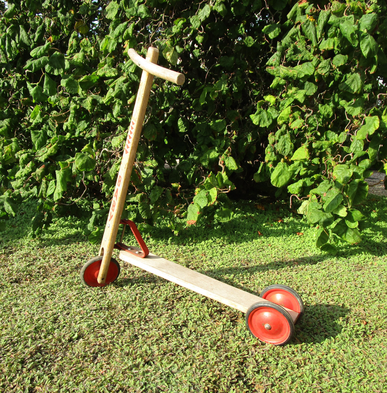 Houten stepje met 3 wielen.