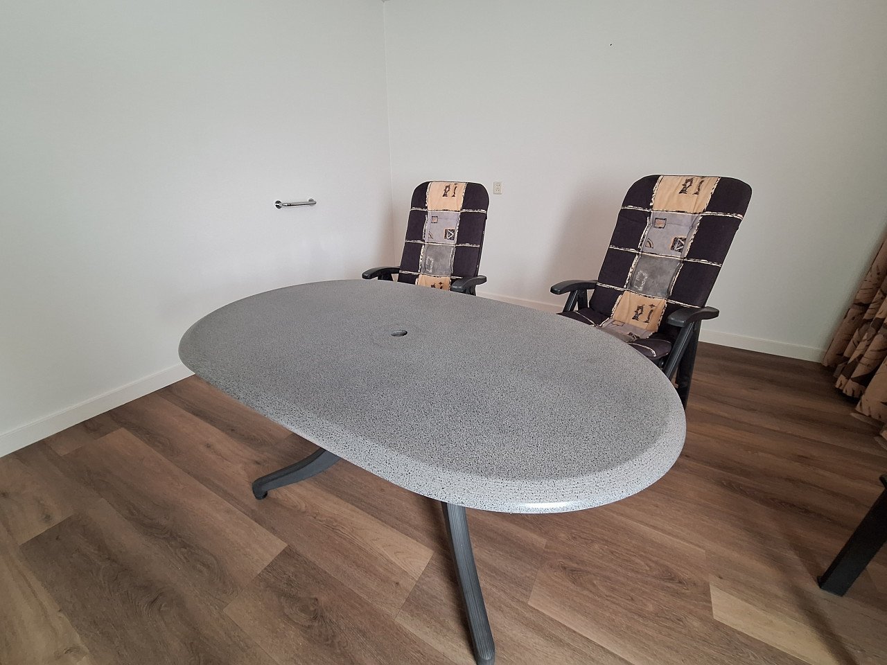 Tuinstoelen met ovale tafel