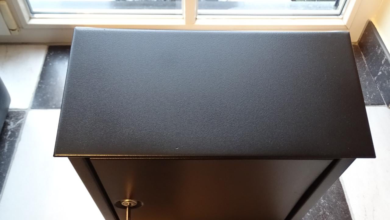 Metalen brievenbus in de kleur zwart, incl. slot + sleutel.