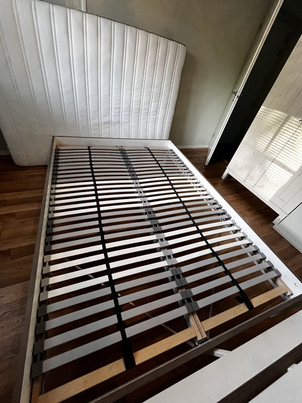 Tweepersoonsbed, compleet met lattenbodems.