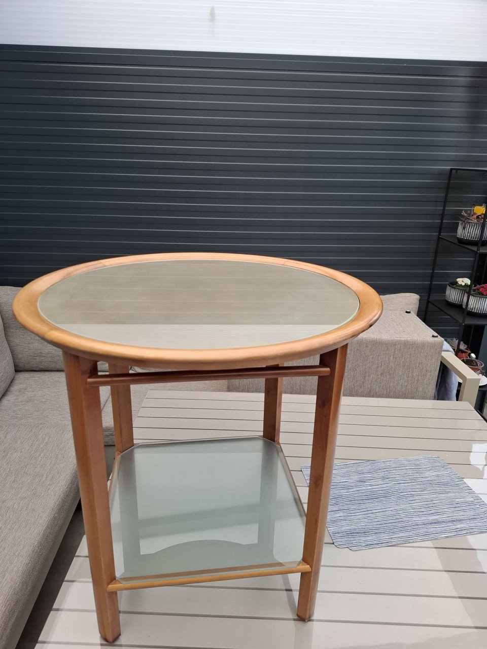 Design bijzettafeltje met melkglas Giorgetti