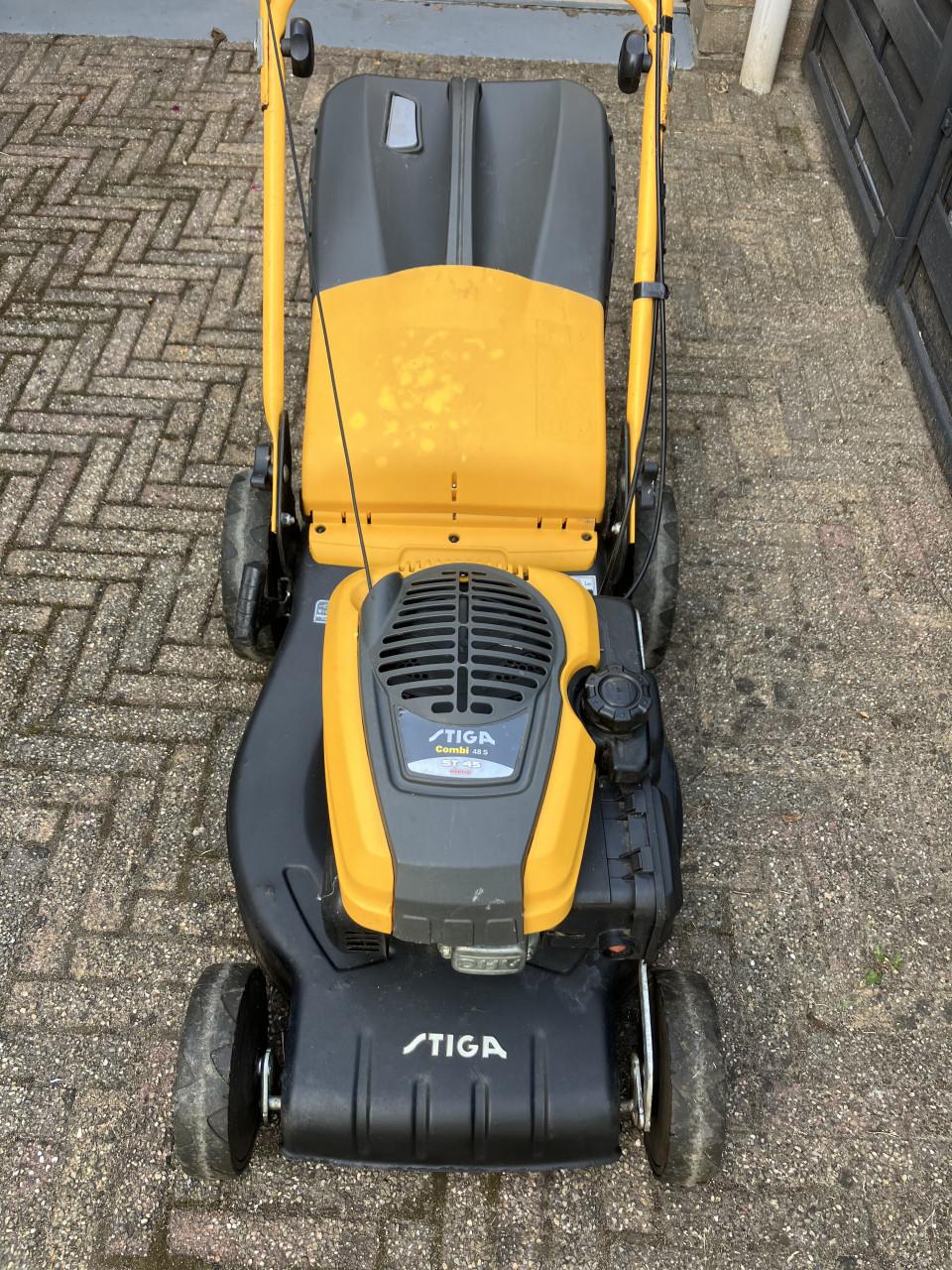 TE KOOP: STIGA MAAIER MET HONDA MOTOR GCVX 145.