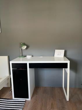 Bureau met twee lades en een kastje