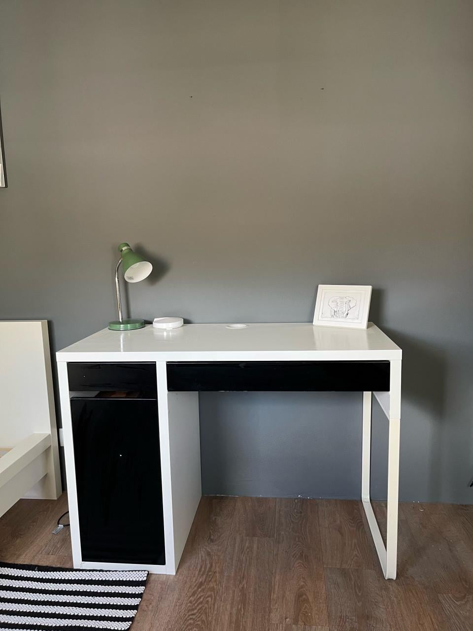 Bureau met twee lades en een kastje