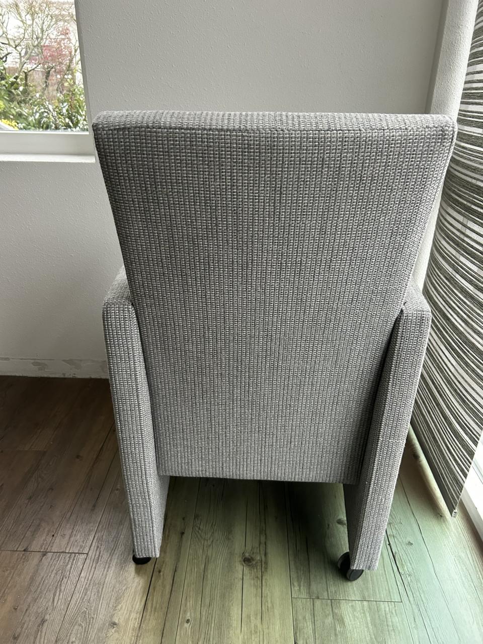 Eettafel evt. met stoelen en/of bijpassende salontafel