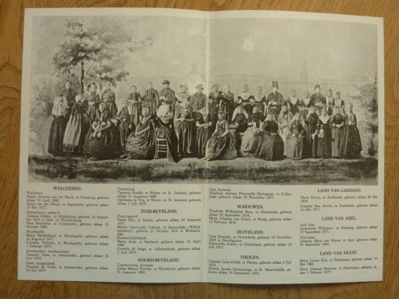 Mapje met 18 kleurprenten (16x23cm) van oude Zeeuwse klederdrachten