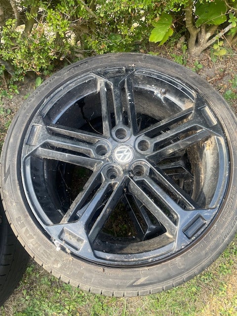 Te koop 4 velgen met banden komen onder een golf gtd vandaan