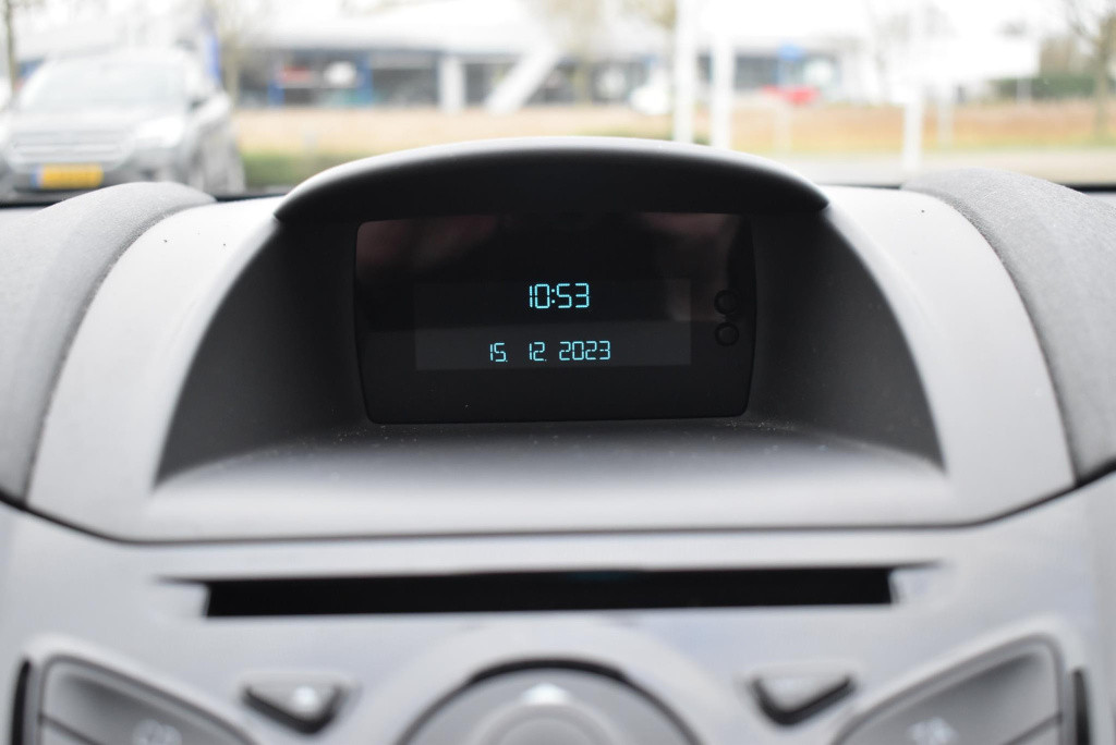 Ford Fiesta 1.0 titanium | nieuwe distributieriem | radio | airco | lichmet