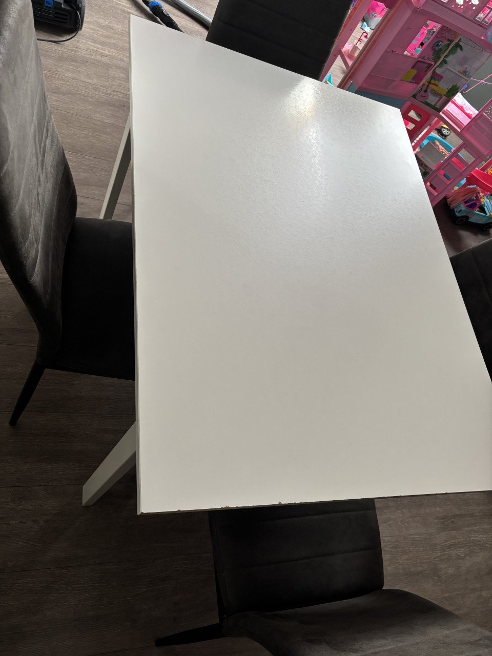 Wit tafeltje met 4 stoelen