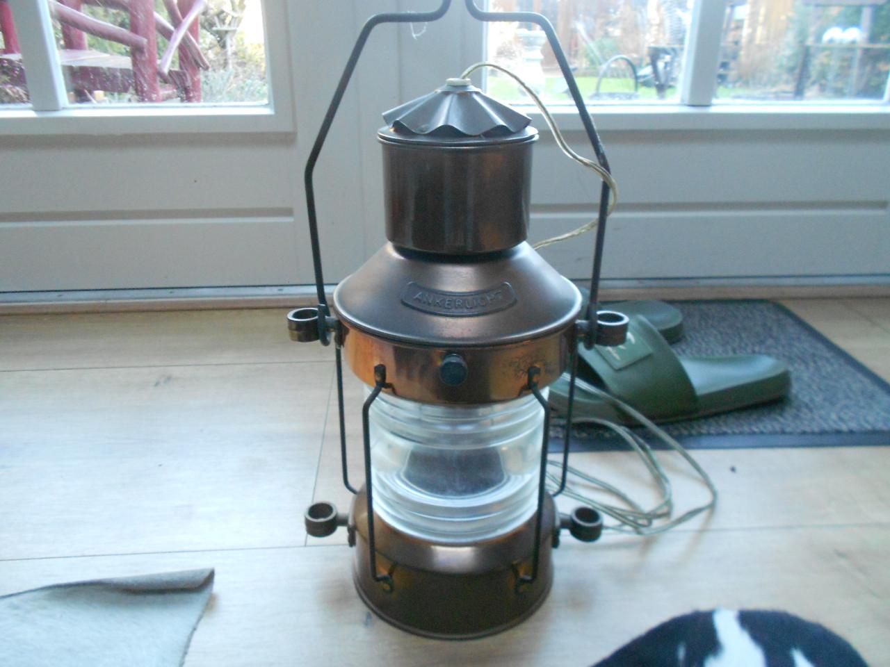 Antieke scheepslamp ankerlicht op stroom.