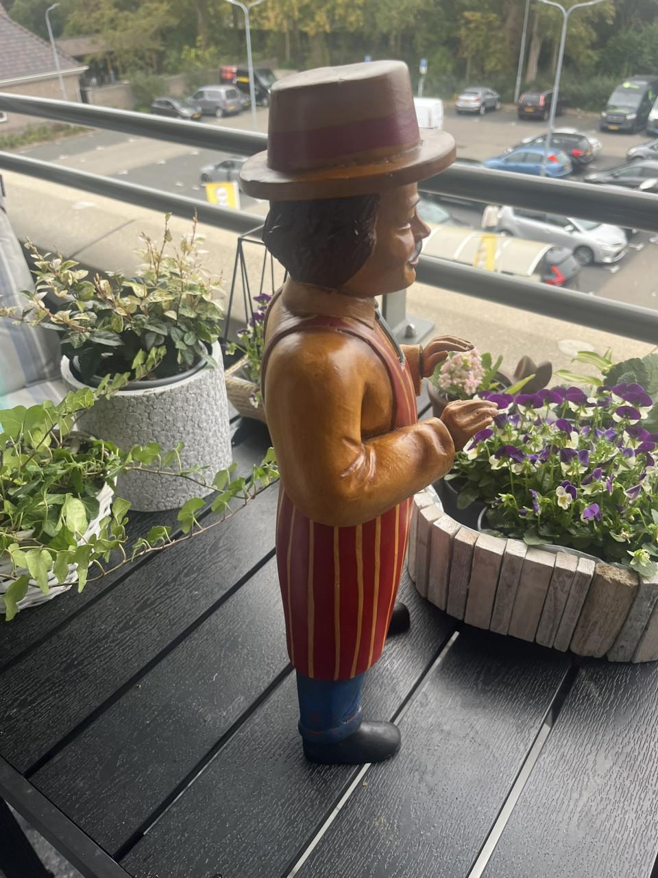 Miniatuur bloemkarretje met pop