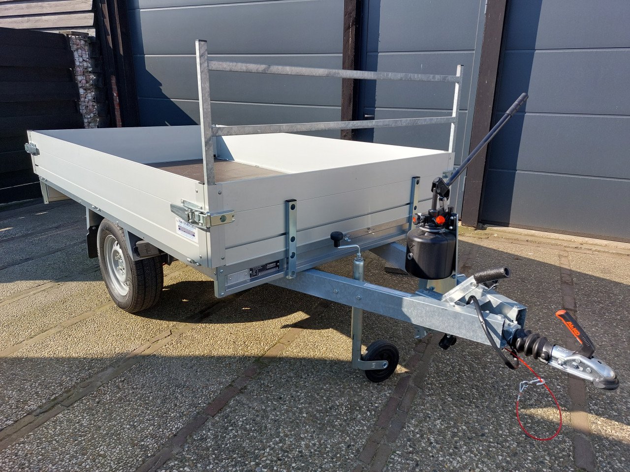 NIEUWE ANSSEMS PLATEAUWAGEN OP KENTEKEN