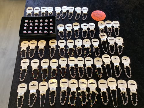 Partij kinder enkelbandjes en kinder ringen. ( partij 139)