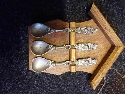 Rekje met 3 tinnen lepeltjes