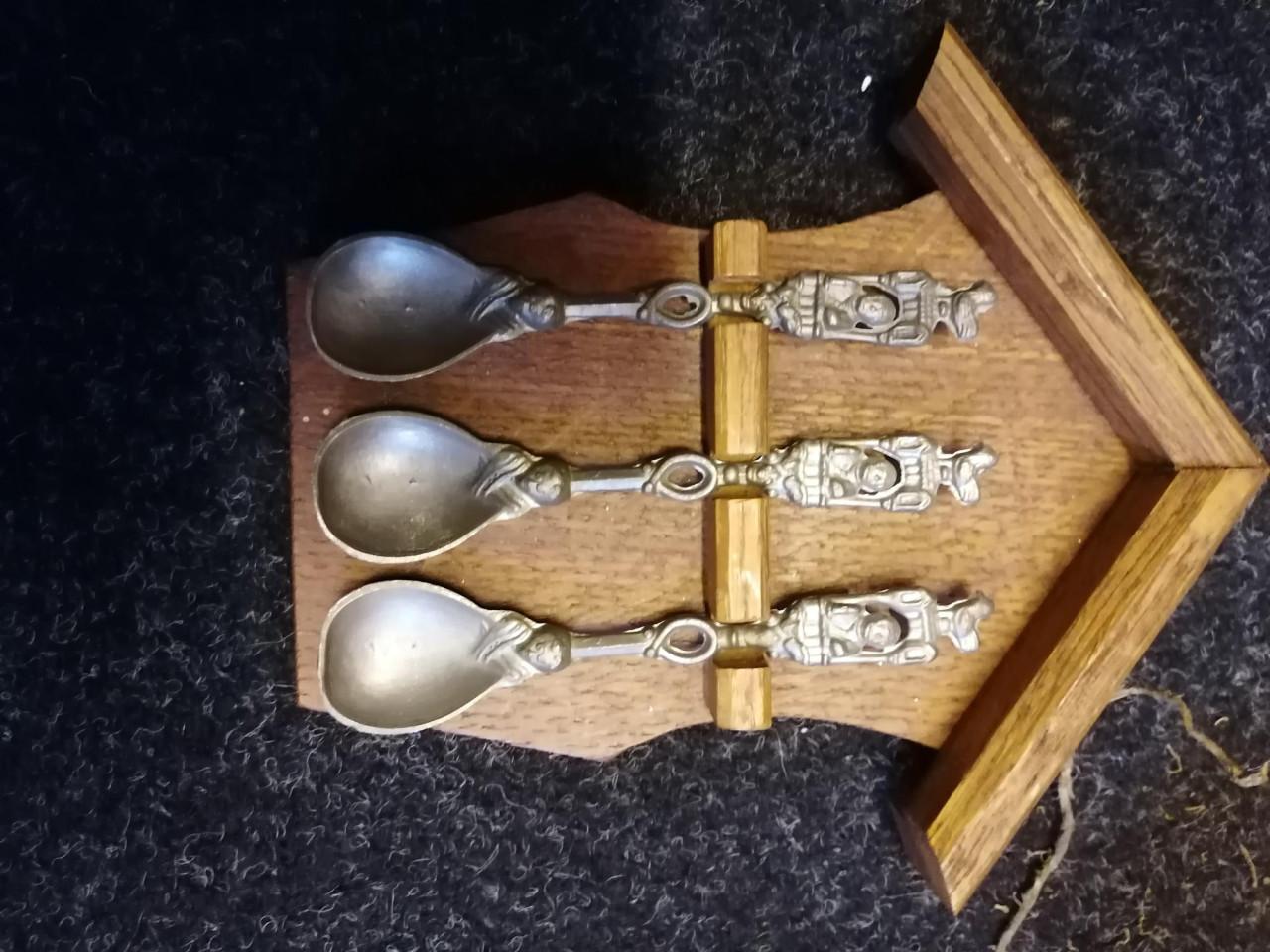 Rekje met 3 tinnen lepeltjes