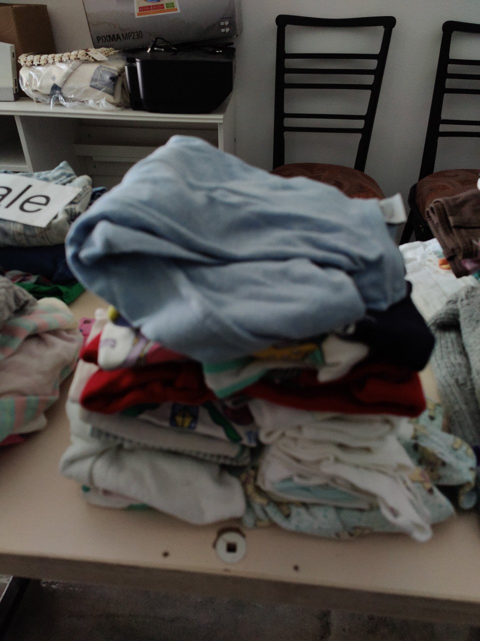 Sprookjesachtig vintage kinderbedje met hemel en bijpassende gordijntjes