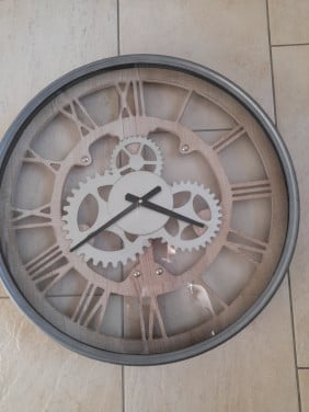 Prachtige grote klok (werkt naar behoren) in goede nette staat ! 60cm