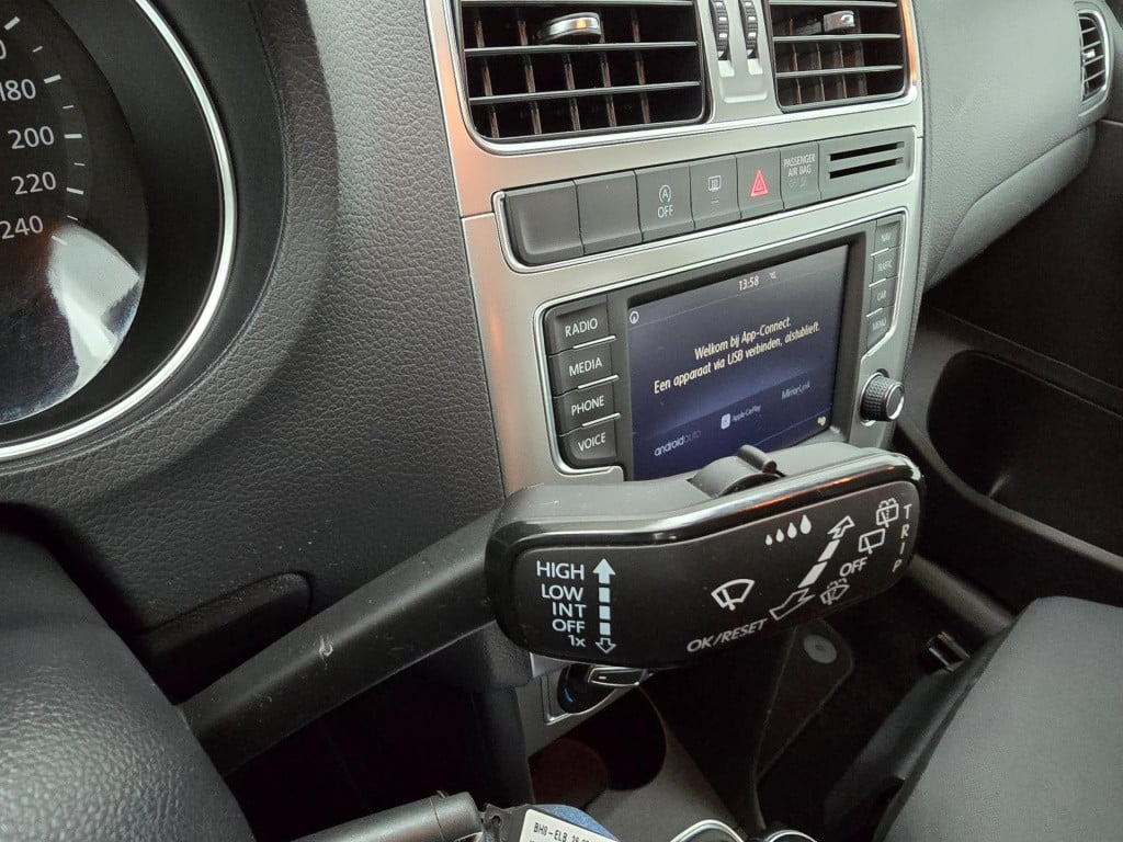 Volkswagen Polo occasion zwart 1.0 bluemotion uitvoering dus extra zuinig! 