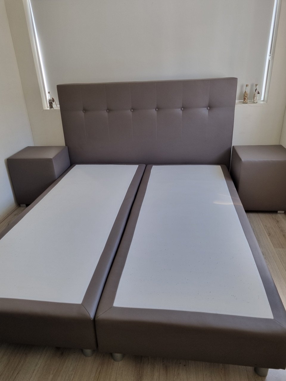Boxspring bed 160x200 met hoofdbord + 2 hockers