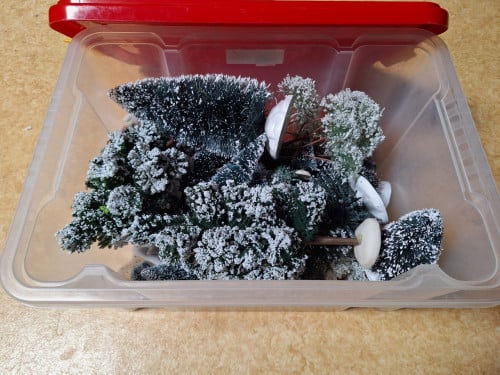 Box vol met boompjes voor kersthuisjes