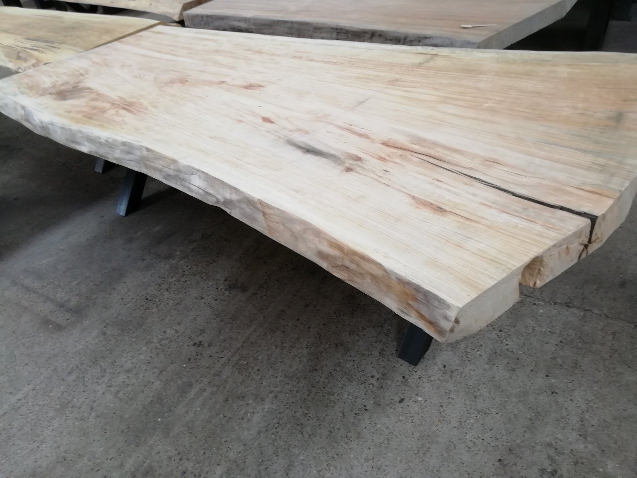Boomstam tafels planken wandplanken decoratie bartafel salontafel