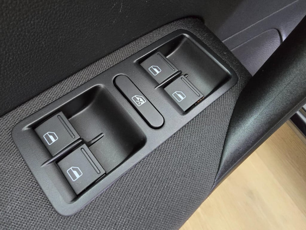 Volkswagen Polo occasion 1.2 tsi in zwart met cruisecontrol en sportieve lo