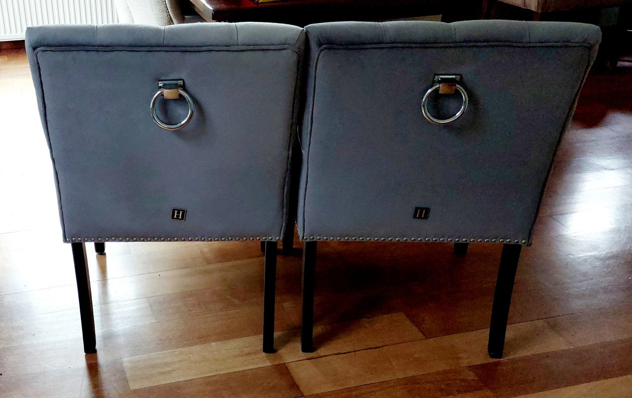 2 eetkamerstoelen/fauteuils gecapitonneerd