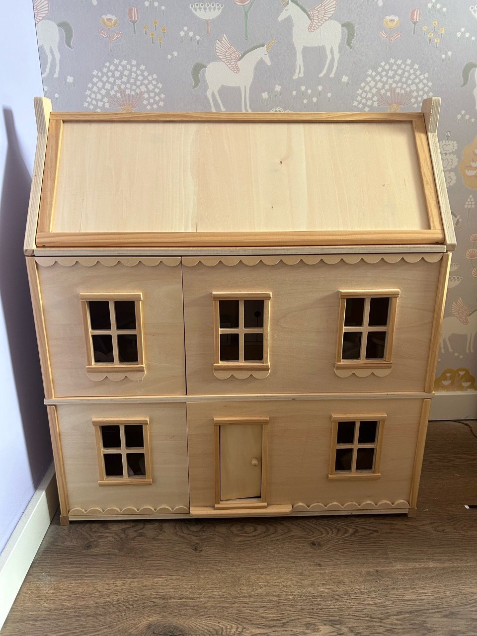 Houten poppenhuis inclusief meubeltjes en poppetjes