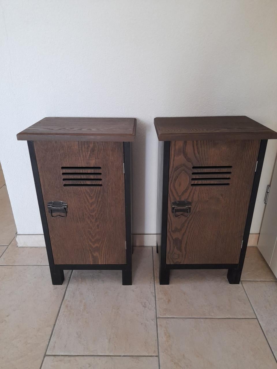 2 Nachtkastjes ( in goede staat ) 34 x 24 x 60H