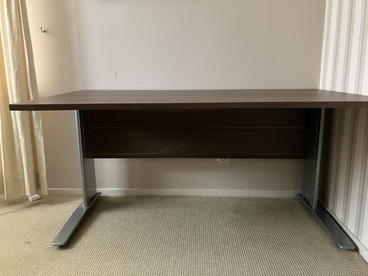 Bureau met 2 ladekastjes