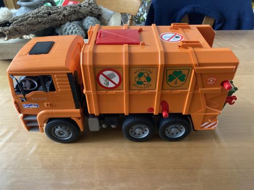 Bruder vuilnisauto met 2 kliko's