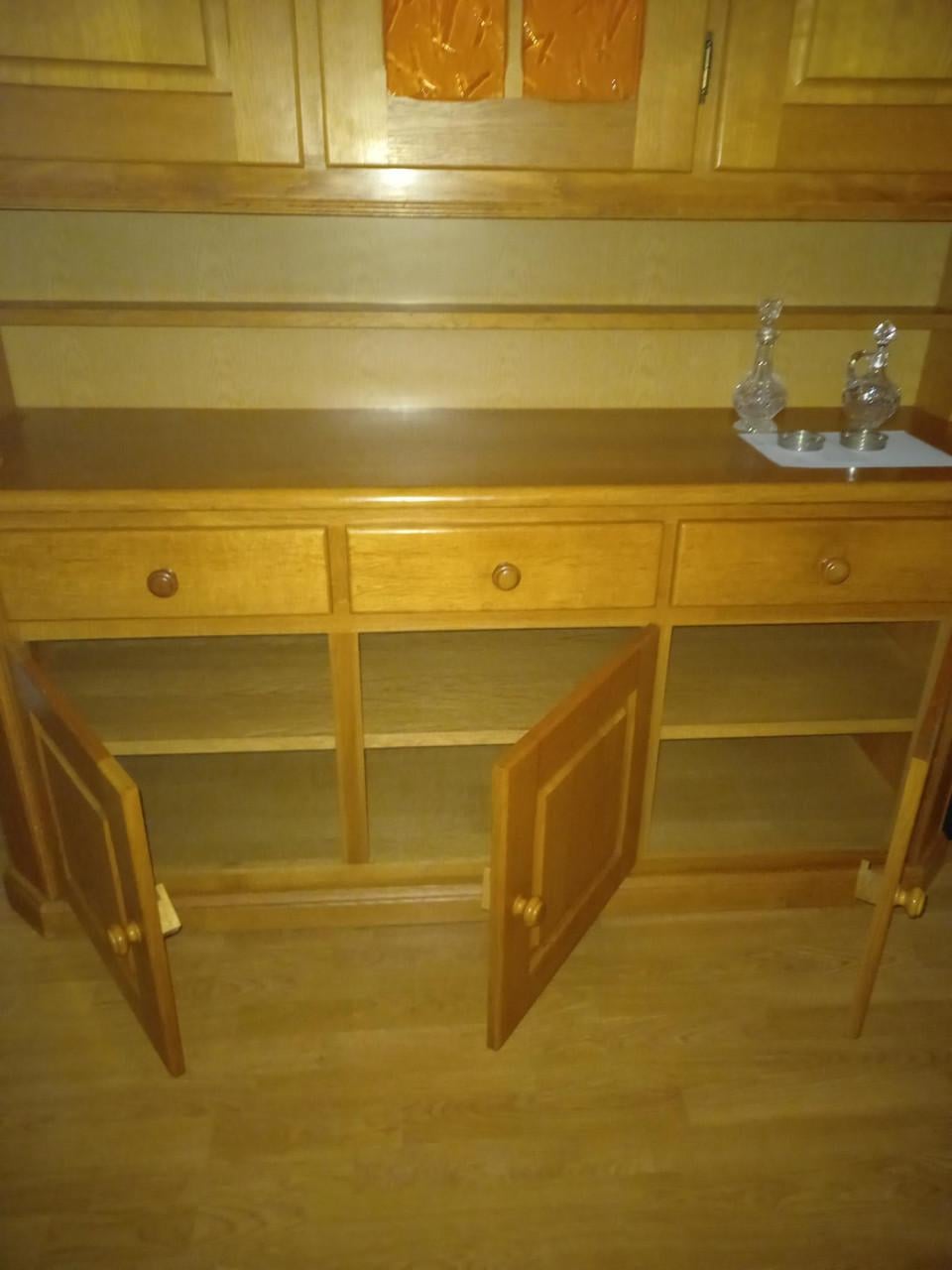 Blank eiken kast voor in huiskamer