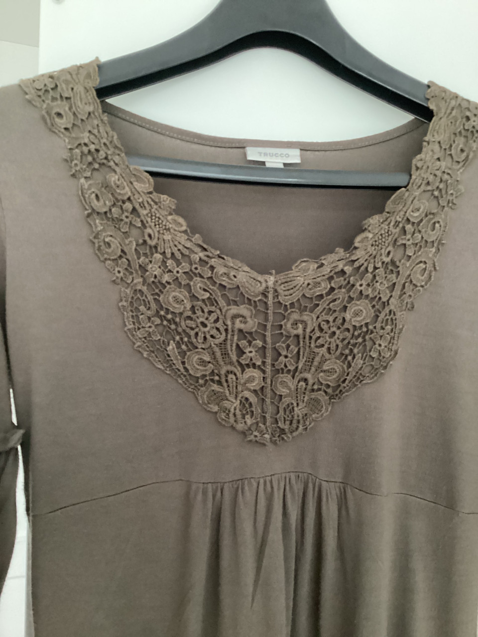 Apart jurkje maat l met leuke mouwen en mooie bloem op voorkant khaki kleur