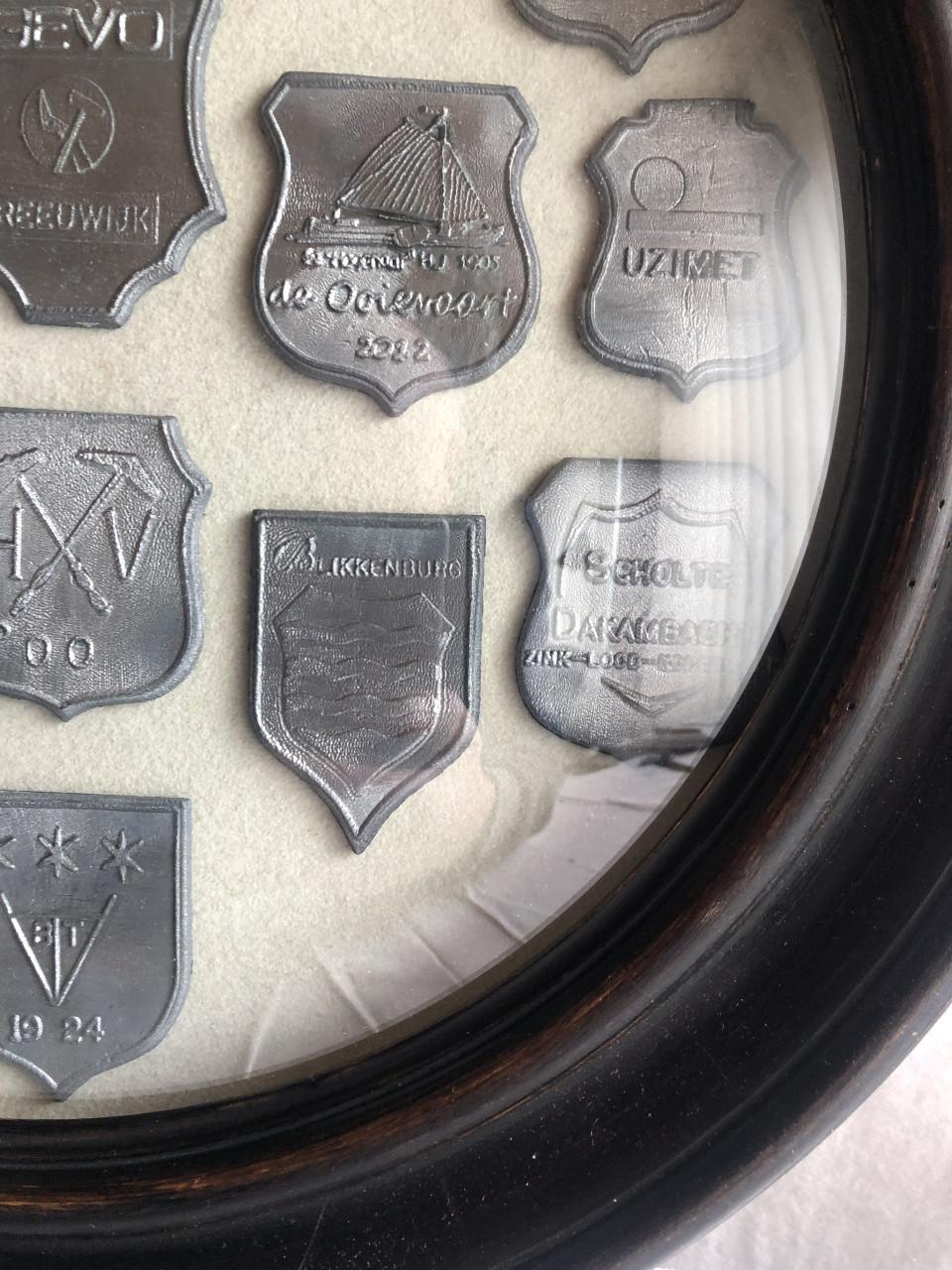 Loden schildjes in kader