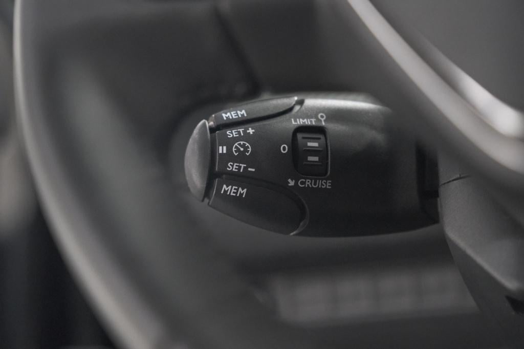 Peugeot 208 puretech 100 allure | parkeersensoren | navigatie | apple carpl