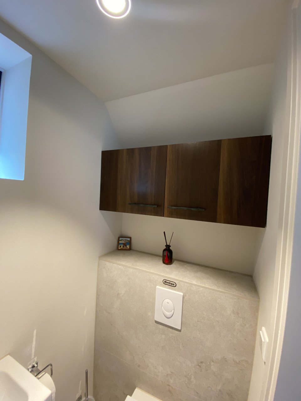 Maatwerk keukens en kasten. Ook doen wij wrappen, behangen en schilderen