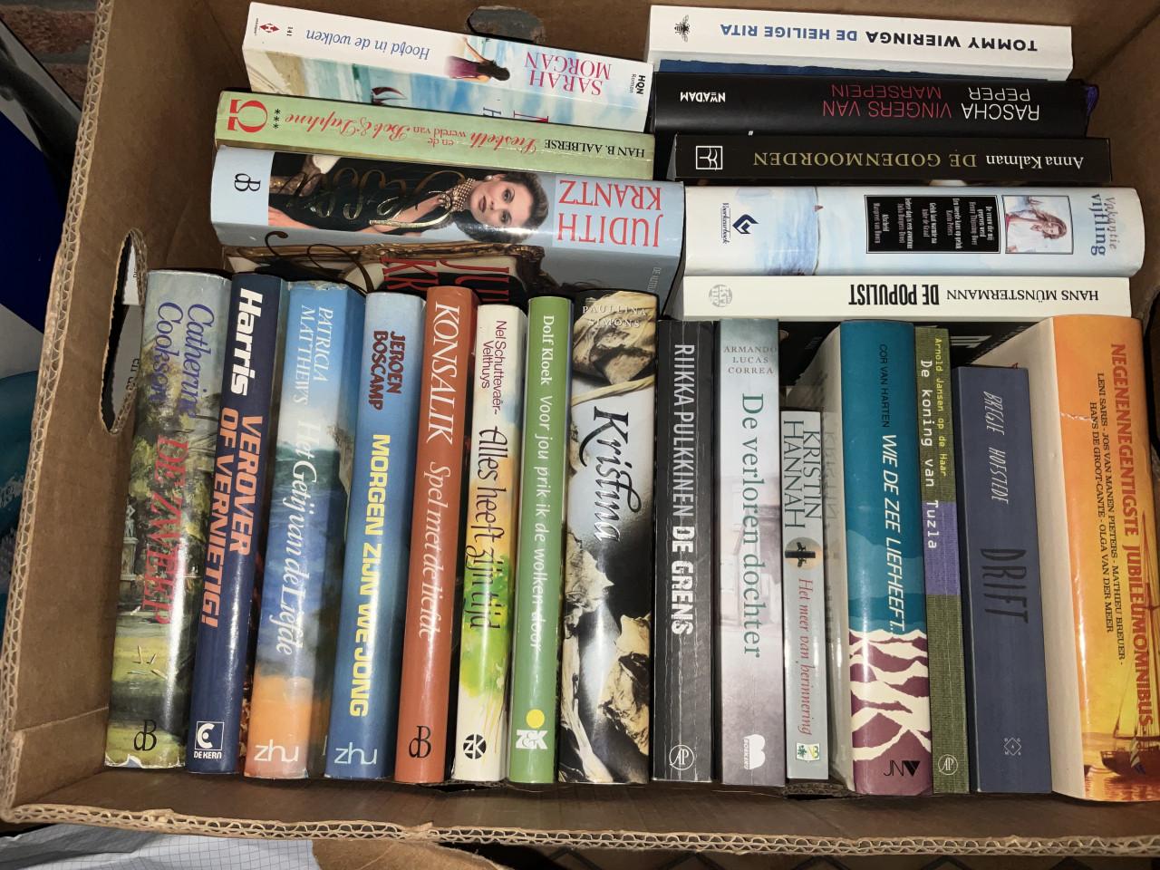 Te koop bananendoos met boeken romans