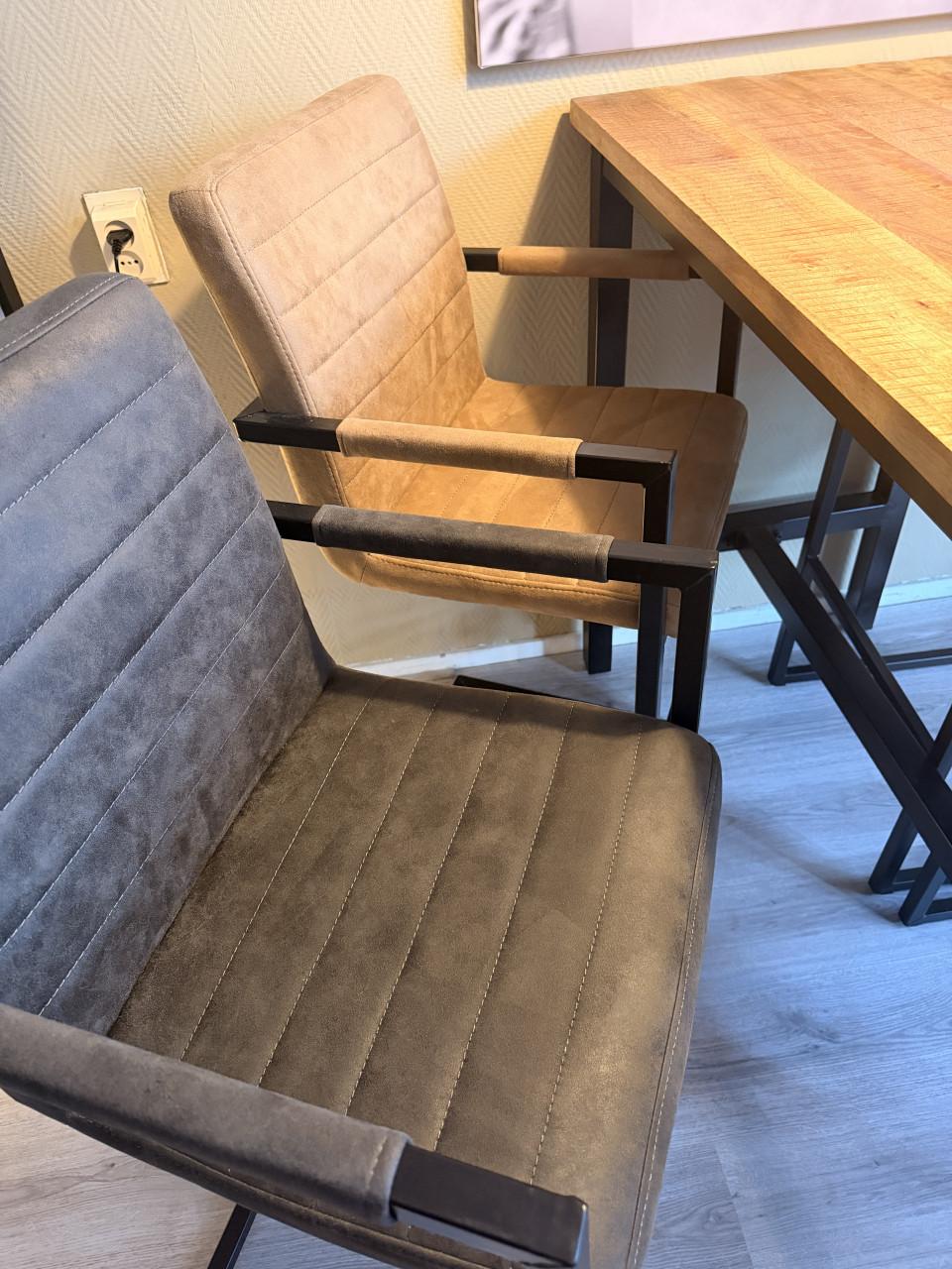 Bartafel en bar stoelen