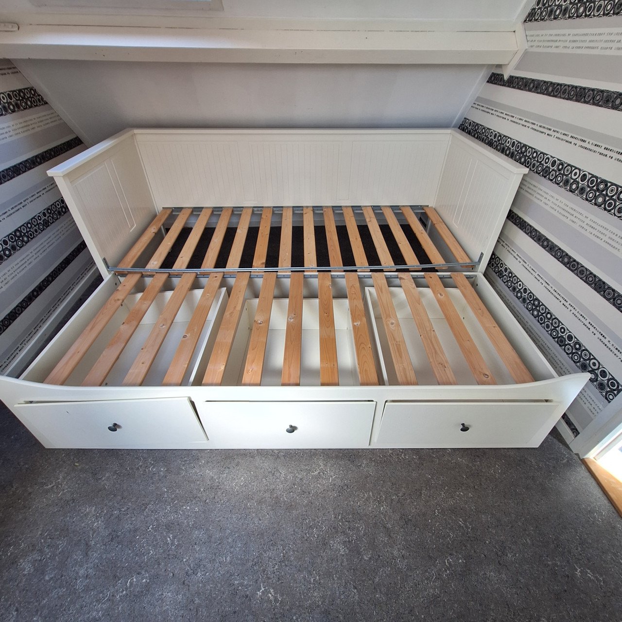 Uitschuifbare bedbank met 3 lades