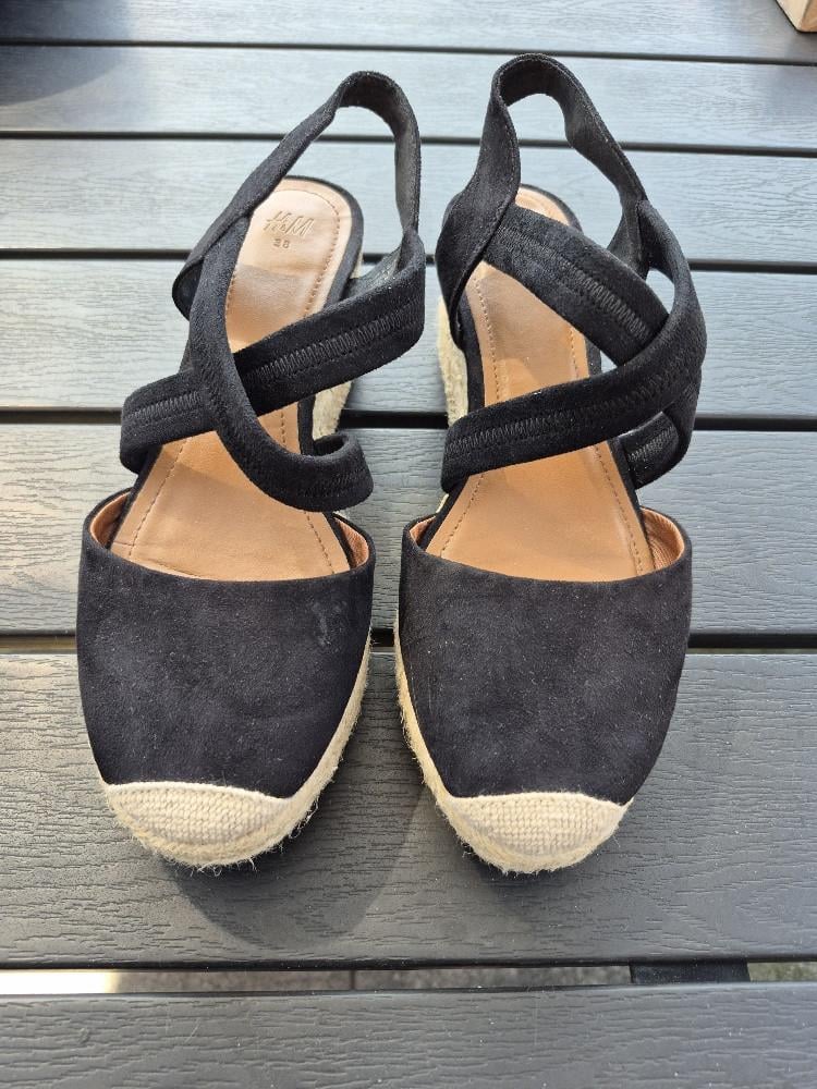 Zwarte sandalen met sleehak