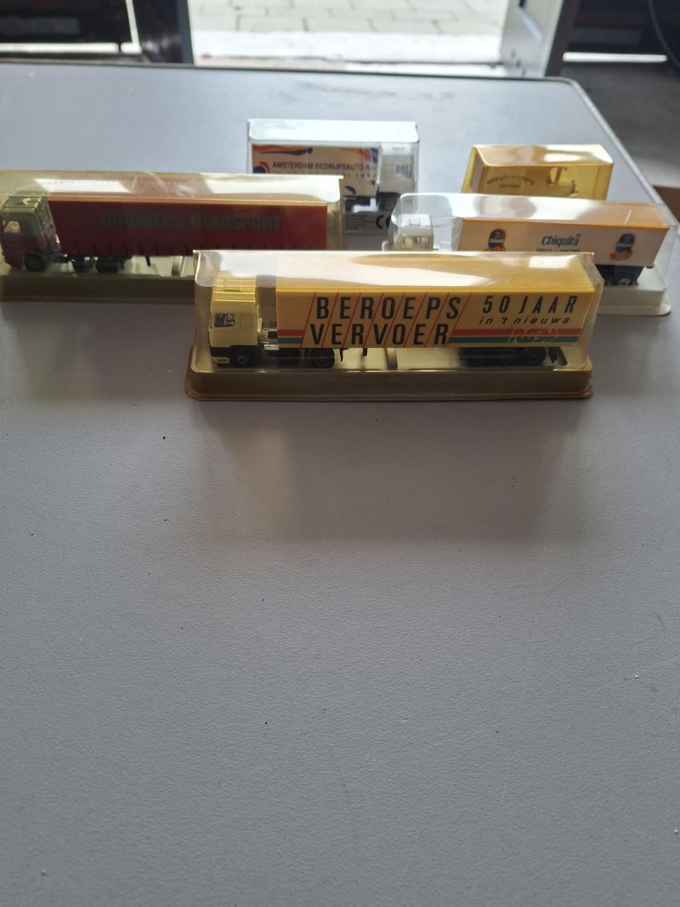 Miniatuur kraan, hijs en kleine vrachtauto's