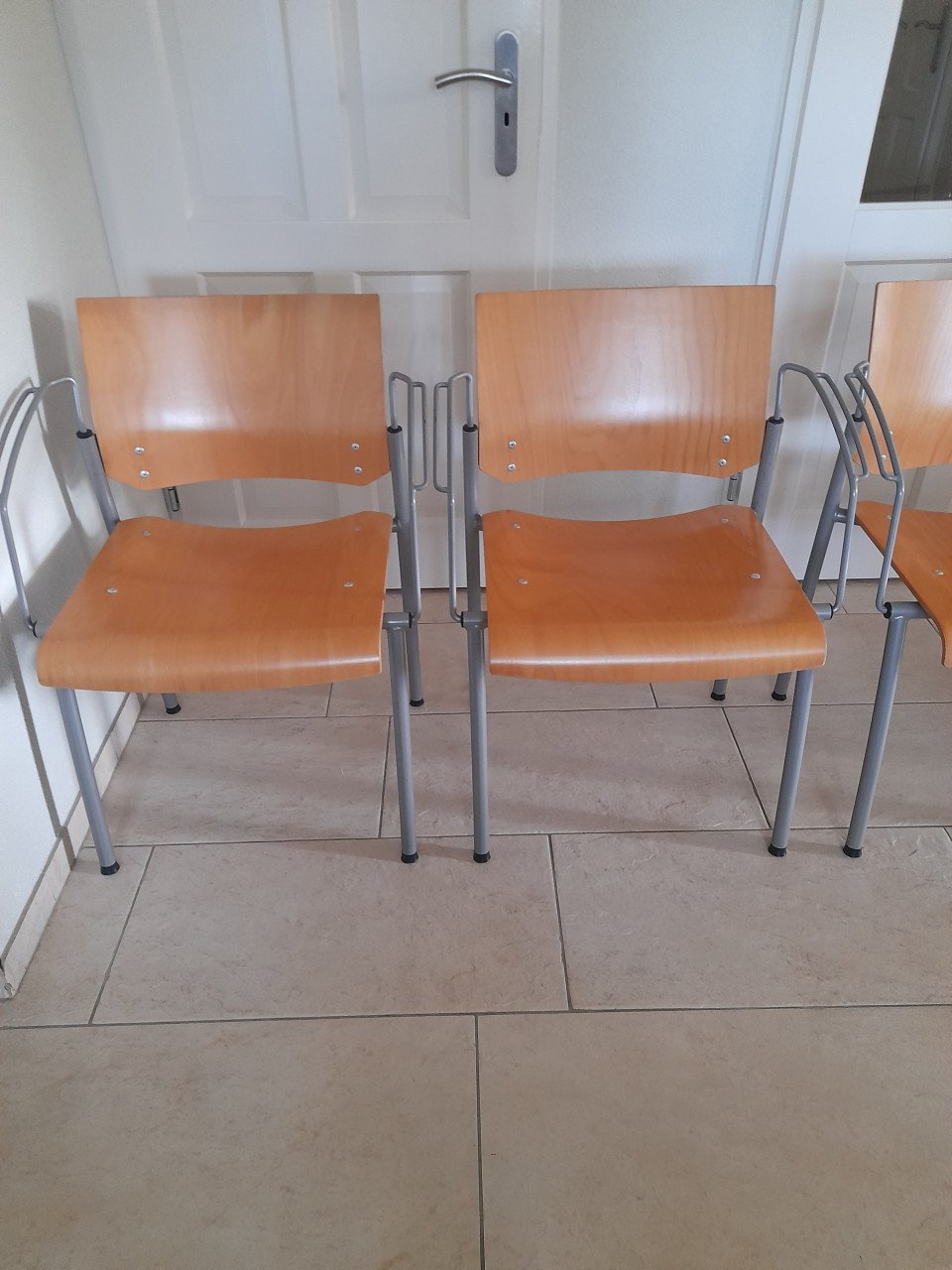 5 stevige staperbare stoelen (in goede staat ) van Ahrend