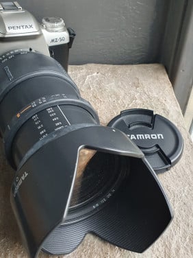 Mooie Pentax MZ 50 camera met heel grote tamron telezoomlens....